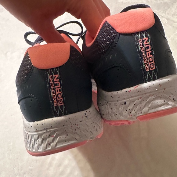 Skechers size 8 women’s navy & pink athletic shoes. Air cooled goga mat. EUC - Picture 4 of 7